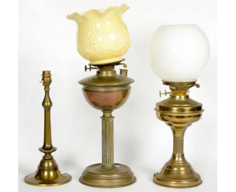 TWO BRASS OIL LAMPS AND A BRASS TABLE LAMP, EARLY 20TH C