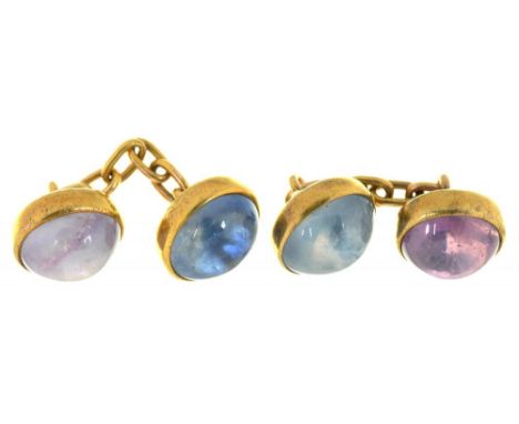 A PAIR OF STAR SAPPHIRE CUFFLINKS, SAPPHIRE CABOCHONS APPROX 11 X 9MM, IN GOLD, UNMARKED, 9.35G++LIGHT WEAR CONSISTENT WITH A