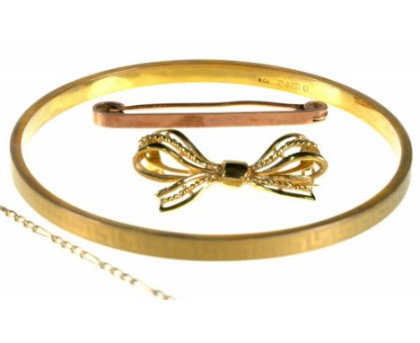 A 9CT GOLD GREEK KEY BANGLE, CHESTER 1926, TWO 9CT GOLD BROOCHES AND A GOLD CHAIN MARKED 375, 15.5G++LIGHT WEAR CONSISTENT WI
