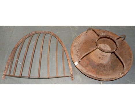A CAST IRON PIG TROUGH, 75CM D AND A CAST IRON WALL MOUNTED HAY RACK, EARLY 20TH C