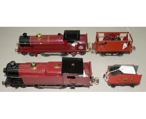 AN ACE TRAINS 4-4-4 O-GAUGE ELECTRIC METROPOLITAN RAILWAY LOCOMOTIVE, ANOTHER AND TWO TENDERS 