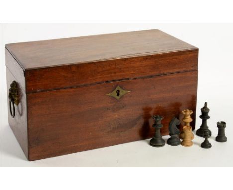 A GEORGE III MAHOGANY TEA CADDY, THE FITTED INTERIOR RETAINING A PAIR OF CANISTERS, 31CM L