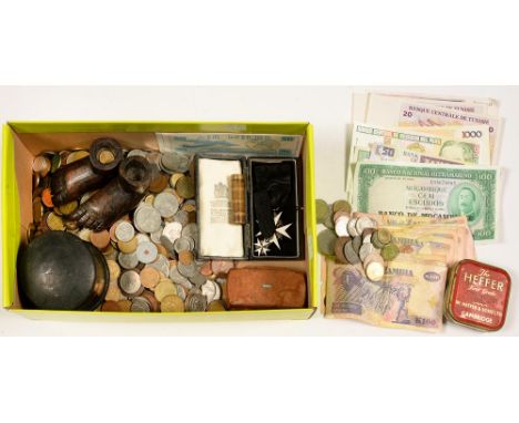 MISCELLANEOUS ITEMS, INCLUDING A BURR WALNUT SNUFF BOX, PAPIER MACHE BOX AND COVER, COINS, BANKNOTES, ETC