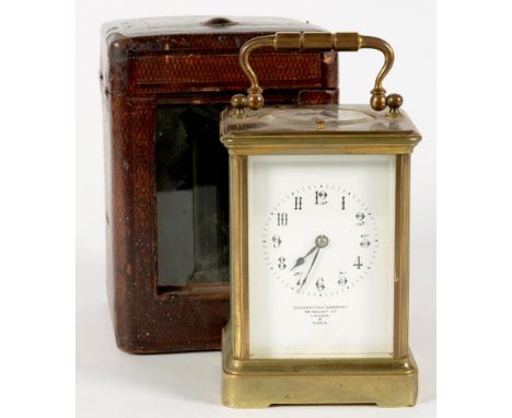 A FRENCH BRASS CARRIAGE CLOCK WITH ENAMEL DIAL AND FITTED LEATHER CASE, 12.5CM H EXCLUDING HANDLE, EARLY 20TH C