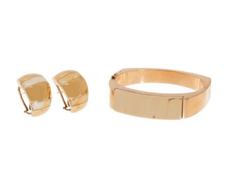 Set of 18kt yellow gold bracelet and pair of earrings. Model from the 80's with minimalist lines decorated with carved bone p
