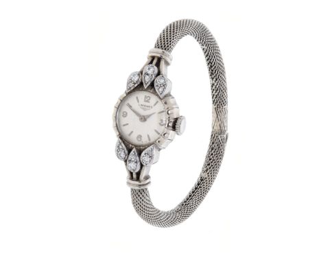 LONGINES watch, 1930s. In 18 kt white gold, with a round mesh chain. White dial with dashed Arabic numerals and sword-type ha