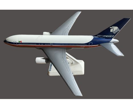 Model Plane Aero Mexico on display stand. Good condition. We combine postage on multiple winning lots and can ship worldwide.