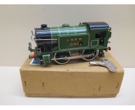 Hornby O gauge tinplate clockwork locomotive - running with key