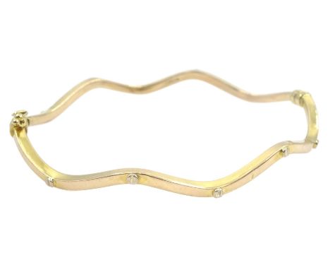 9ct gold wave design hinge bangle, stamped 375, approx 4.4gm