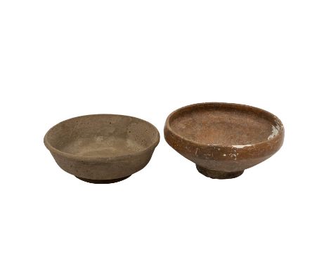 Antike Gebrauchskeramik - Konvolut aus 2 Schalen : römische Tonschale mit Standfuß und Steilrand, Durchmesser 17cm, Höhe 8cm.