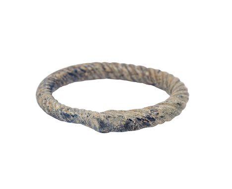 Antiker römischer Armreif aus blauem Glas - Frauenarmreif aus blauem Glas mit durchgehender Spiralverzierung. Altersbedingte 