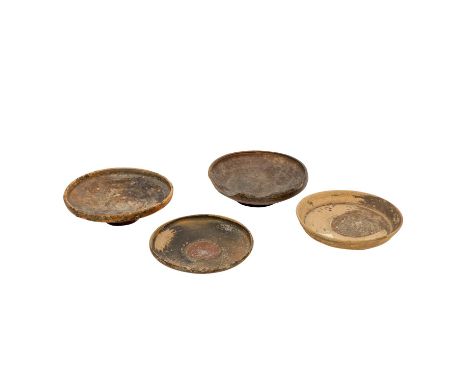 Antike Tischkultur - Konvolut aus 4 antiken Keramiktellern/-schalen aus dem Mittelmeerraum, jeweils mit kleinem Standfuß. Dur