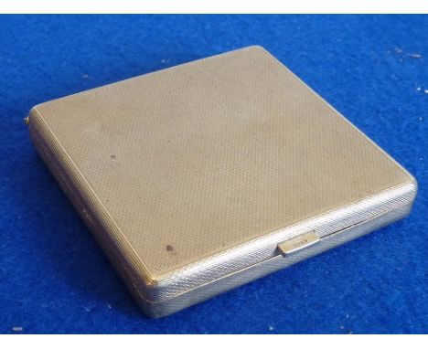 A ladies 9-carat hallmarked yellow gold square Compact with engine turned textured decoration to the outside, 6cm square, tot