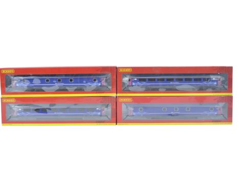 A rake of x5 original Hornby 00 gauge model railway trainset locomotive First Great Western coaches / carriages comprising; R