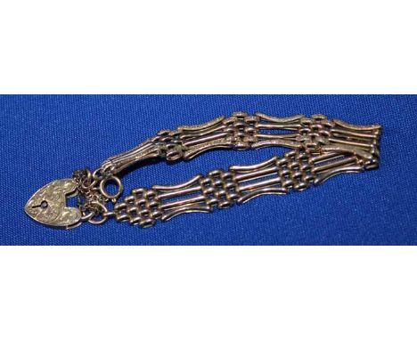 NINE CARAT GOLD GATE LINK BRACELET
with textured links, 15.2g