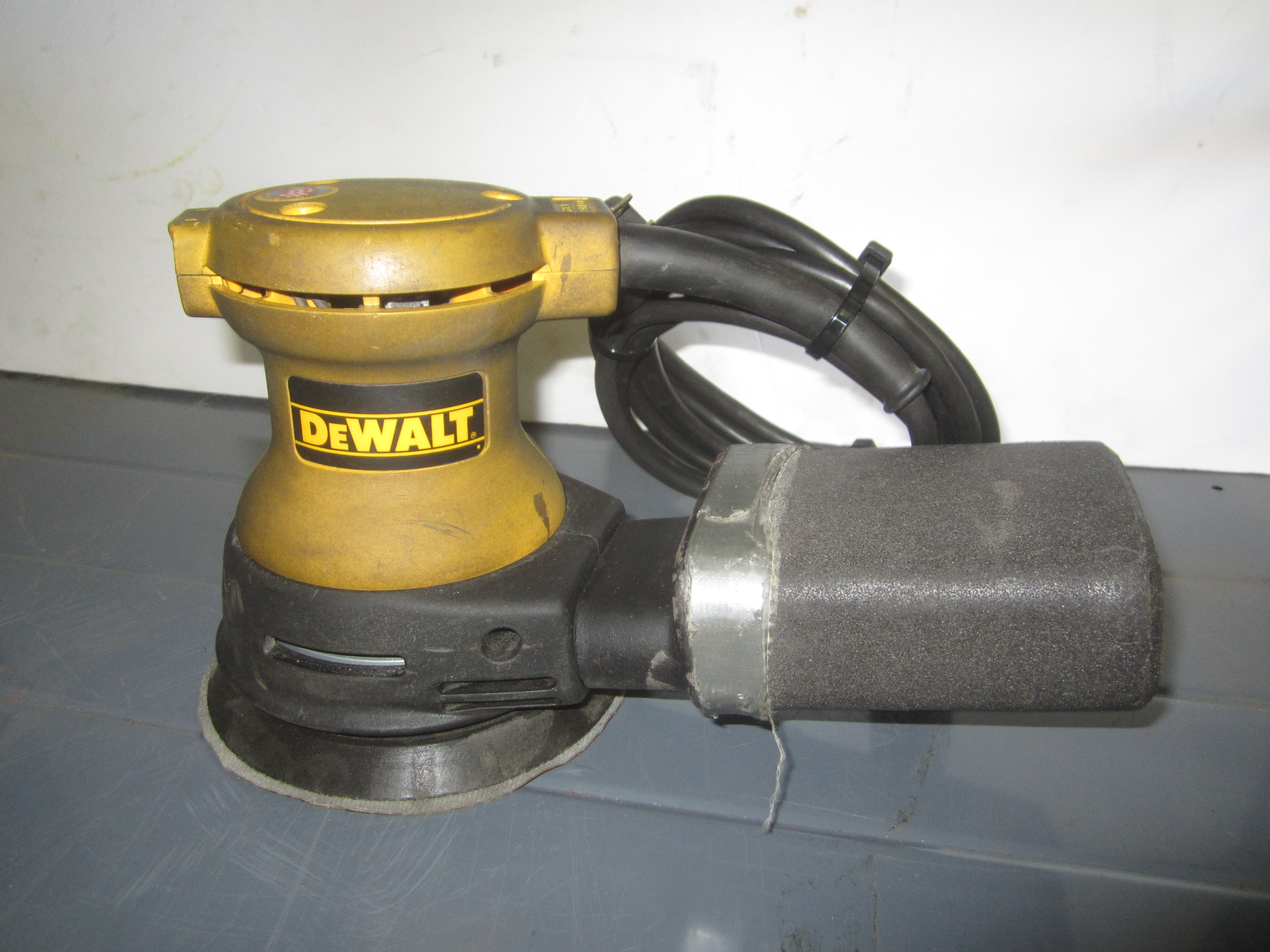 Dewalt Model DW421 Random Orbit Palm Sander