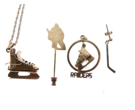 Skating and Ice Hockey Interest - Assorted gold and yellow metal jewellery to include; two skate pendants, ice hockey keeper 