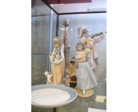 Nao figural table lamp, four Lladro figures and a Lladro 1975 plate  