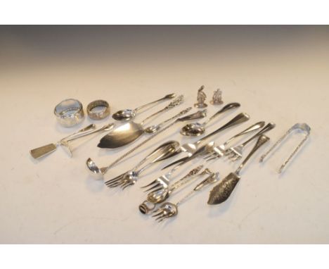 Assorted small silverware to include; toddy ladle, toasting or carving fork, fish slice, 20toz approx  
