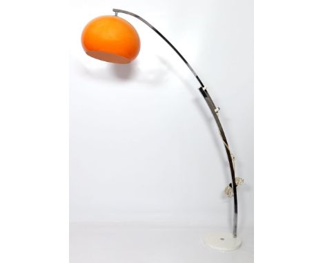Vintage-Bogenleuchte, einflammig. Weiß lackierter Metallsockel mit höhenverstellbarem Arm und Leuchterkopf aus orangem Kunsts