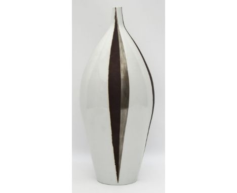 Ehret, Andreas (geb. 1959 Weißenfels) Vase "Eisenzeit IV". Bemalung in Ochsenblutrot und Platin. Unikat aus dem Jahr 2003. Un