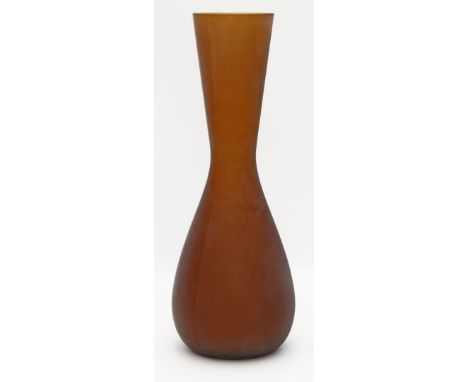 Dordoni, Rudolfo (geb. 1954 in Mailand) Vase aus der Serie "Magi". Farbloses, matt geätztes Kristall mit weißem und braunem I