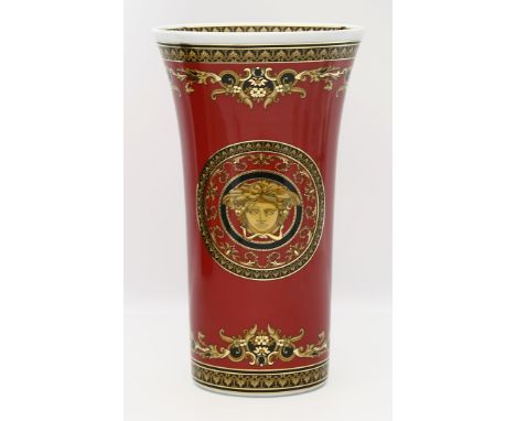 Versace, Gianni (1946 Reggio Calabria - Florida 1997). Vase "Medusa". Weinroter Fond mit Golddekor. Goldene Stempelmarke Rose