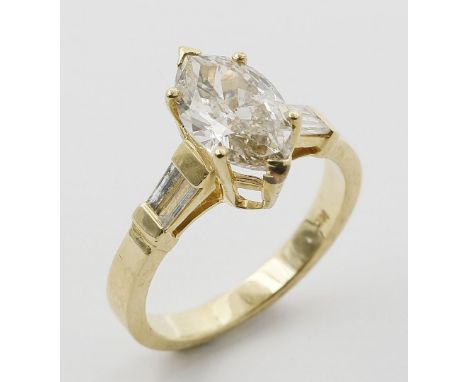 Diamantring. 585/000 GG, brutto 4,4 g. Besetzt mit Diamant im Navetteschliff, ca. 2,2 ct., fancy light brown/pi1, auf den Rin