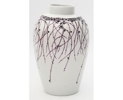 Niemeyer, Adelbert (1867-1932) Vase. Rot-schwarze, ornamentale Bemalung. Ohne Deckel. Grüne Stempelmarke Nymphenburg, um 1908