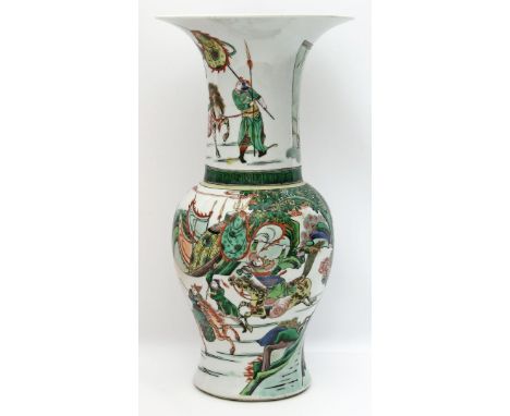 Yen-Yen-Vase. Porzellan. Farbige Malerei im Stil der Famille Verte. Auf der Laibung Reiterszenen, der Hals durch eine Mäander