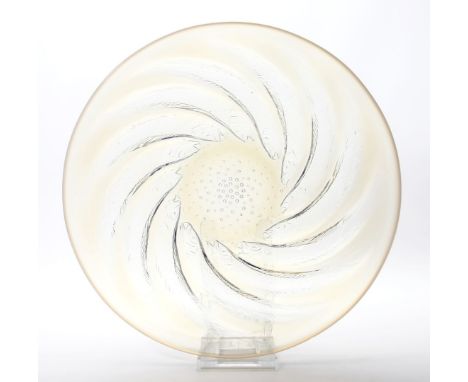 Lalique, René (1860 Ay - Paris 1945) Große Art Deco-Schale "Poissons No.1" (Modell 3262). Opalfarbenes Kristallglass mit Sard
