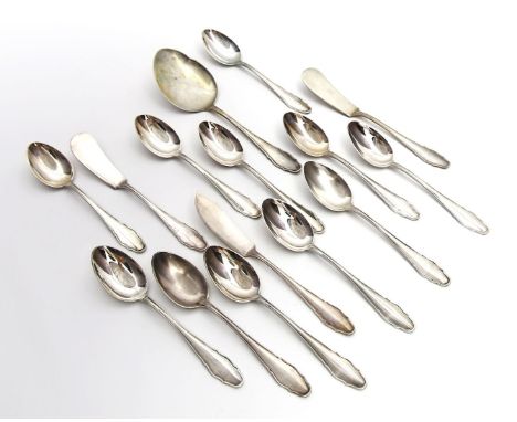 Elf Suppenlöffel und vier Teile Vorlegebesteck. 800/000 Silber, 665 g. Modell "Chippendale". Teils Gebrauchsspuren. Herstelle