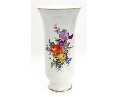 Hohe Vase, Meissen. Schauseite mit bunter Blumenbouquetmalerei, Goldränder. Lippe min. best. Schwertermarke Meissen, 20. Jh. 