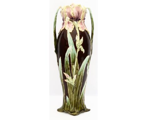 Große Jugendstil-Vase. Keramik. Umlaufend reliefierte Drastellungen blühender Iris, der Rand als Blüten durchbrochen gearbeit