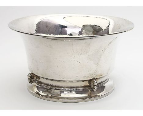 Art Deco-Obstschale. 826/000 Silber, 414 g. Schlichte Form mit Hammerschlagdekor, Rundsockel mit vier traubenförmigen Verzier