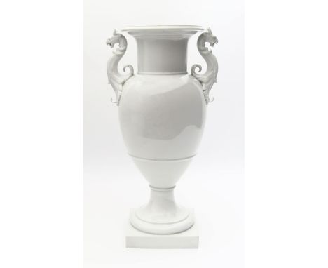 Große französische Vase mit Greifenhenkeln, KPM Berlin. Weiß. Szeptermarke Berlin, 1993-2000. 2. Wahl. H. 50 cm.