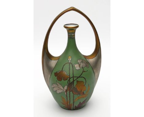 Jugendstil-Vase, Heubach. Porzellan. Eiförmig gebaucht mit spitzoval zulaufendem Bügelhenkel. Dunkel seladonfarbener Fond bem