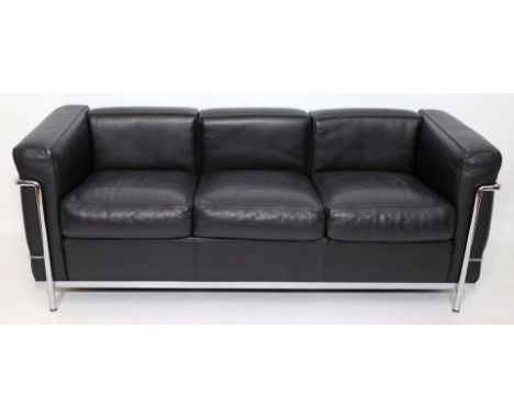 Le Corbusier, Charlotte Perriand und Pierre Jeannerett Dreisitzer-Sofa "LC2". Verchromtes Stahlrohrgestell mit schwarzer Lede