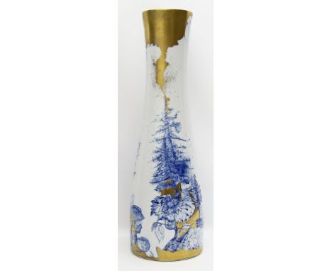 Gaube, Gudrun (geb. 1962 Stendahl) Vase "Unterwegs durch die Heimat". Bemalt in Unterglasurblau und Gold. Unikat aus dem Jahr