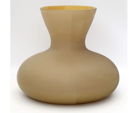 Dordoni, Rudolfo (geb. 1954 in Mailand) Vase aus der Serie "Magi". Farbloses, matt geätztes Kristall mit weißem und ockerfarb