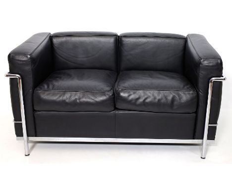 Le Corbusier, Charlotte Perriand und Pierre Jeannerett Zweisitzer-Sofa "LC2". Verchromtes Stahlrohrgestell mit schwarzer Lede