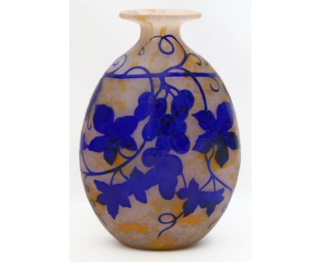 Vase, Degué. Gedrückte Eiform. Farbloses Glas mit orangen Pulvereinschmelzungen in der Zwischenschicht und blauem Überfang. A