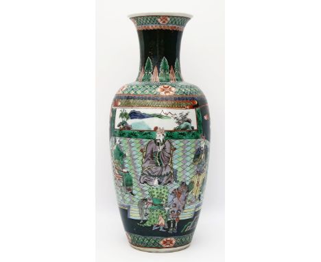 Vase. Porzellan. Balusterform mit farbiger Bemalung im Stil der Famille Verte: Darstellung einer Palastszene mit Figuren und 