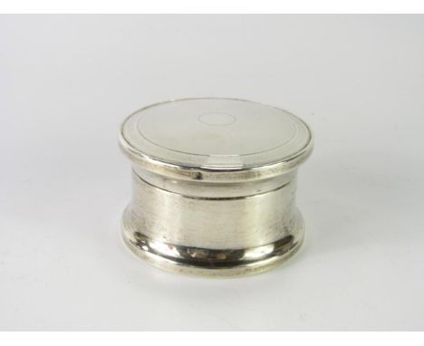 A George VI silver circular powder box, with an engine turned mirror inset lid, wooden base, Birmingham 1945, 11.69oz all in.