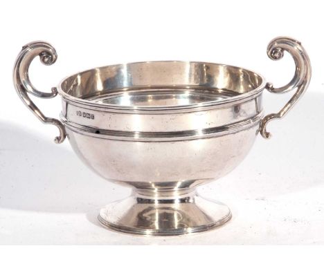 Small Edwardian pedestal rose bowl with raised body band and two swept handles, plain circular foot, overall width 18cm, Shef