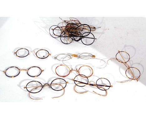 Box of mixed vintage tortoiseshell type and other spectacle frames
