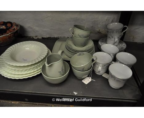 Mintons plates and bowl; Spoed Jacinth part tea set; modern Chinese teacups and saucers.