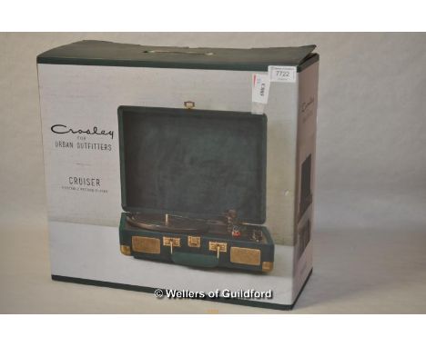 Portable record player Crosby portable Cruiser in Green velvet finish