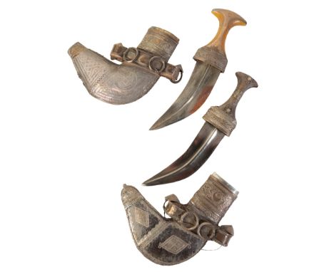 A LATE 19TH CENTURY JAMBIYA with curved double-edge blade, with a horn and white metal banded hilt, in the original white met