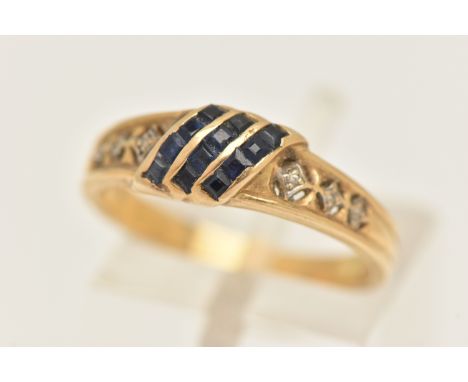 A YELLOW METAL SAPPHIRE AND DIAMOND RING, set with three rows of square cut blue sapphires, to the single cut diamond detaile